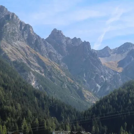 In Stubaital Near Lift ノイシュティフト・イム・シュトゥーバイタール
